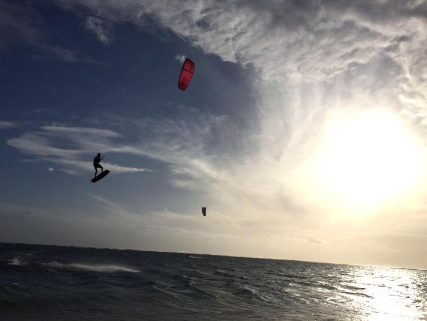 Viele Kite-Profis kommen nach Le Morne um ihre Kunststücke zu präsentieren! Einfach nur geil! Die besten Surfspots fürs Wellenreiten sind Black Rocks, Manawa und Tamarin Bay! Aber Vorsicht: Nix für Anfaenger!