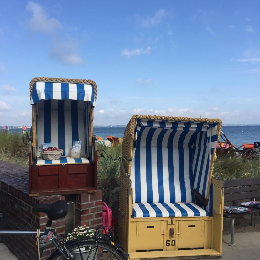 Typisch Ostsee: Strandkorb mieten und windgeschützt bräunen