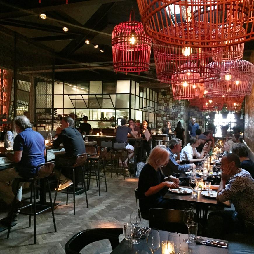Im Café Panache unbedingt reservieren! Wer warten muss, kann an der Bar einen leckeren Drink nehmen.