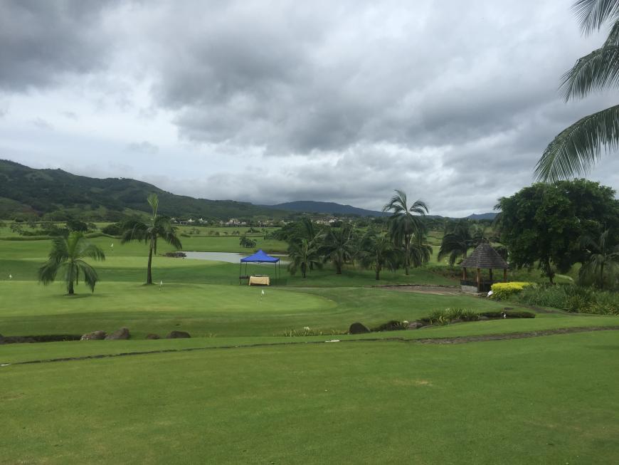Eingelocht! Leider hat mir das Wetter auf Mauritius ein Strich durch die Rechnung gemacht... also perfekt für meine erste Golfstunde im Heritage Golf Club.