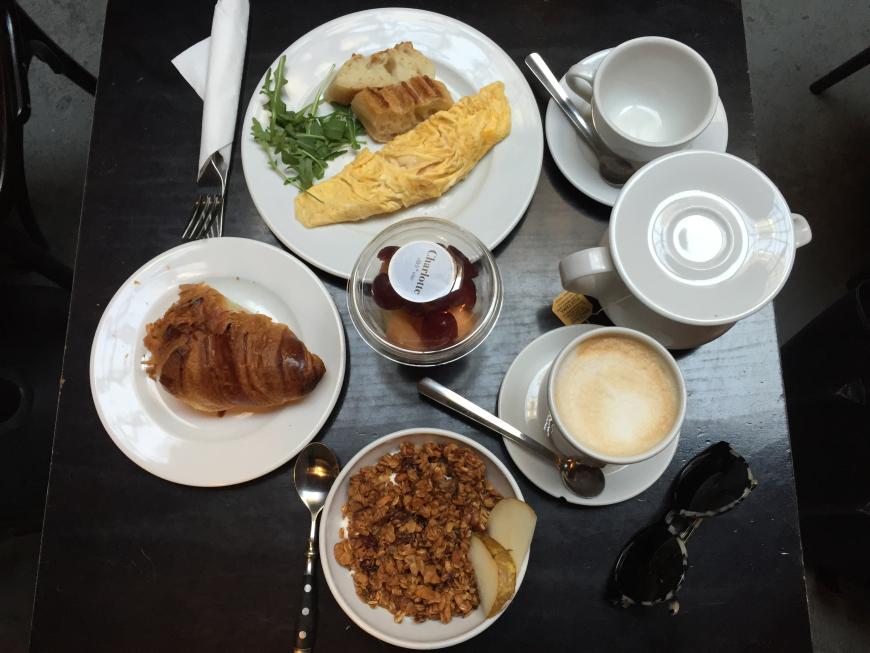Im Café Charlotte wird alles frisch gebacken und selbst die Marmelade und Honig sind homemade - ein wahrer Genuss, den man auch schmeckt! Übrigens frühstückt man zu zweit unter 10 Euro. Der absolute Hammer!