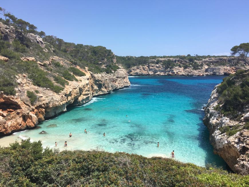 Lieblingsbucht! Die Bucht Calo des Moro im Südosten hat man fast für sich alleine, außer sonntags. Tipp: Wer sonntags hin will, sollte unbedingt vor 10 Uhr morgens kommen, sonst findet man keinen Platz mehr, da die Bucht wirklich sehr schmal ist.