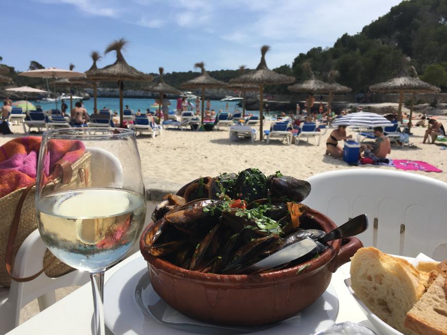 Weltklasse-Kombi am Strand Cala Mondragó: Miesmuscheln à la marineira, Meer und Sand - mehr brauche ich nicht.