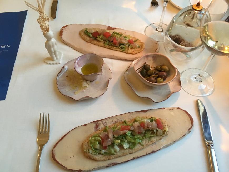 Das Ca na Toneta ist übrigens das Lieblingsrestaurant von Tim Mälzer. Es liegt in einem sehr süßen verschlafenen Dorf im Inland von Mallorca. Dort gibt es nur ein gesetztes 6-Gänge-Menü. Alle Produkte kommen aus eigenem Anbau - Bio-bio sag ich nur. http://www.canatoneta.com/de/