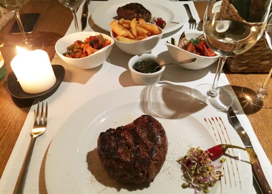 Wer sagt, dass Frauen nicht essen können? Ganze 300 Gramm Steak hatte ich bestellt und habe auch alles schön aufgegessen!