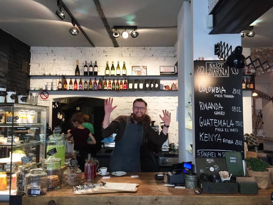 Ca. 20 Minuten zu Fuß von der Altstadt findet ihr das trendige Café Wesola. Hier gibt's nicht nur lecker Kaffee sondern auch Frühstück.