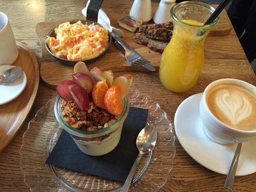 Auch im Wesola speist ihr unter 50 Zloty zu zweit! Hammer lecker war's! Super lecker: homemade Granola.
