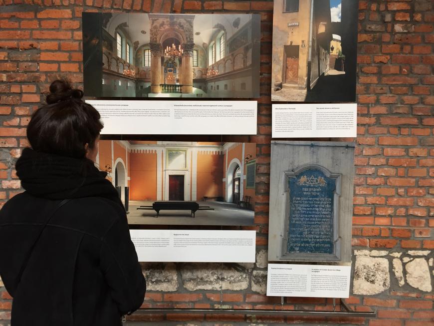 Auschwitz (ca. 90 Minuten von Krakau entfernt), Schindlers Fabrik und auch das Galicia Jewish Museum sollten auf der Sightseeing-Liste stehen!