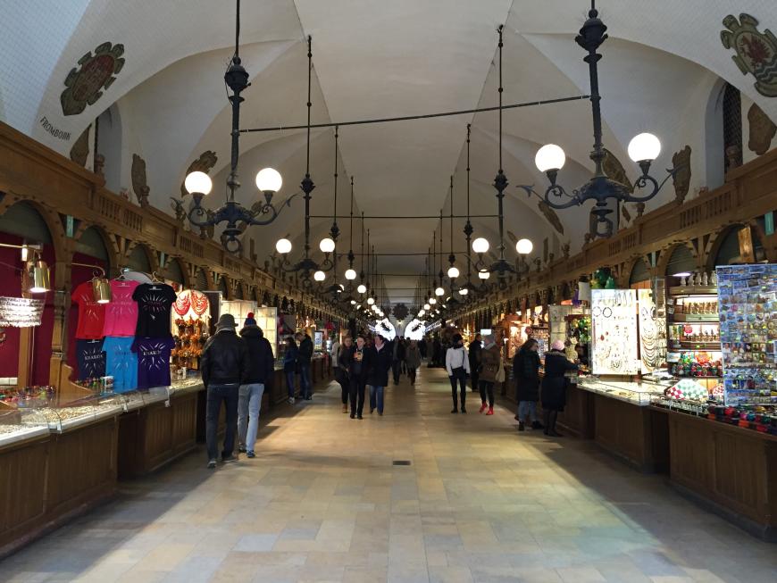 Mitten auf dem Platz der Altstadt (Rynek Glówny) findet ihr eine Markthalle, wo ihr Souvenirs und Kleinkram kaufen könnt!