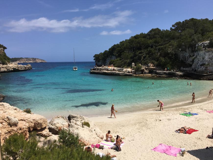 Cala Llombards ist auch eine Perle mit weißem Strand und türkisblauem Meer. Auch dort gab es eine kleine Snackbar, leider waren die Preise aber extrem überteuert, also lieber vorher in den Supermarkt gehen und Proviant kaufen.