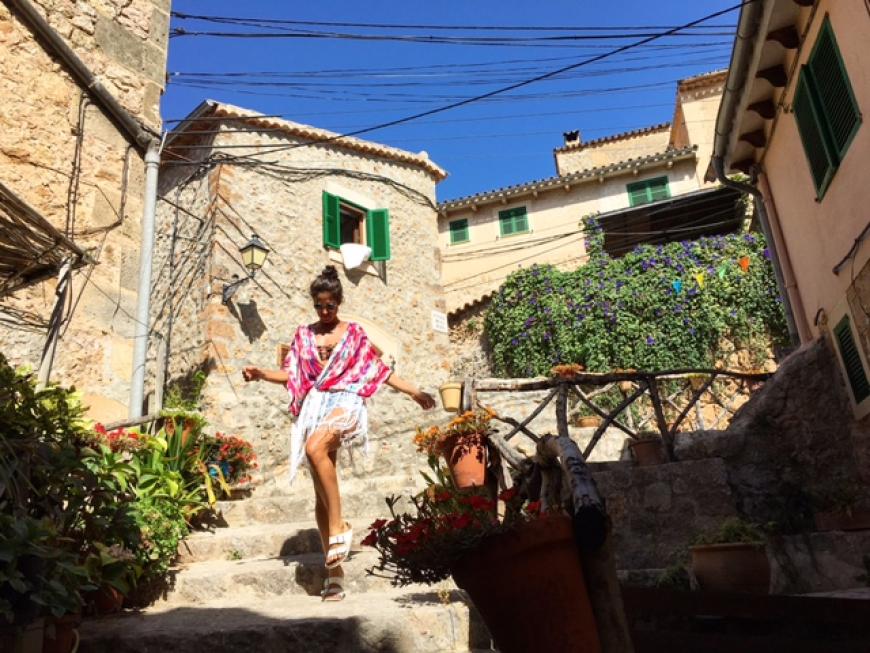 Ich liebe den Nord-Westen von Mallorca! Wer auf dem Weg nach Deia, ist kommt nicht an diesem süßen Dorf Valldemossa vorbei- unbedingt aussteigen und die romantischen Gassen entdecken!