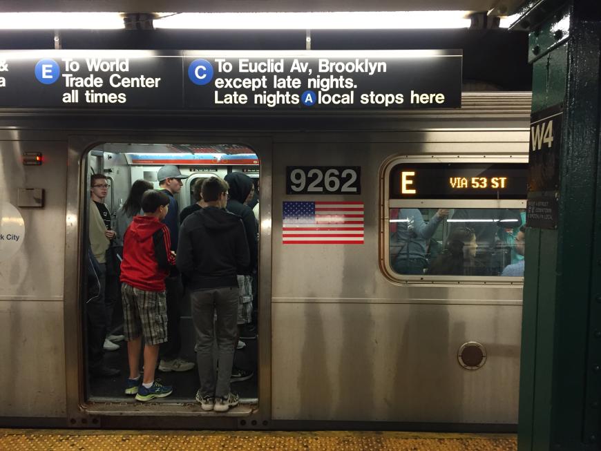 Man kommt nicht drum herum, sich in New York mit der Bahn fortzubewegen. Ich empfehle euch, eine Metro Card zu kaufen, und diese dann mit einem Guthaben aufzuladen (wer viel fährt, kann eine 7-Tage-Karte kaufen und dann so viel fahren wie er will!).