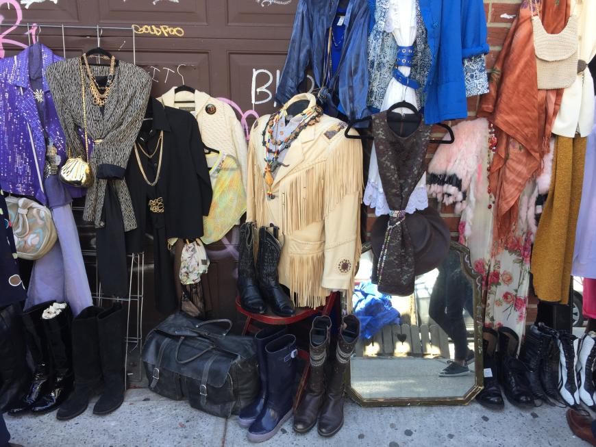 Die bekanntesten Flohmärkte New Yorks sind die Brooklyn Fleamarkets (samstags in Fort Greens und sonntags in Williamsburg), Hell´s Kitchen Flea Market (samstags und sonntags, 9-17 Uhr) und Hester Street Fair (samstags und sonntags von 11-18 Uhr).