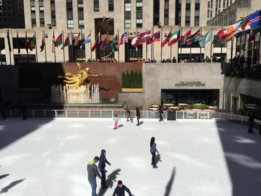 Am Rockerfeller Center kann man die Menschen beim Schlittschuhlaufen beobachten.