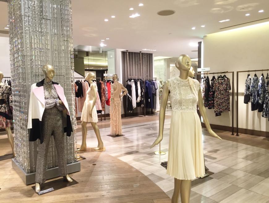 New York ist ein Shopping-Paradies, denn es gibt dort wirklich alles! Kaufhäuser gibt es wie Sand am Meer, wie zum Beispiel das Saks auf der Fifth Avenue, Barneys und Bergdorf Goodman. Wer auf Schnäppchen-Tour ist, sollte zu Macy's, Bloomingdales und Century 21 gehen (Hier bekommt ihr mit Vorlage eures Reisepasses 10 Prozent Rabatt (außer auf Beautyartikel)).