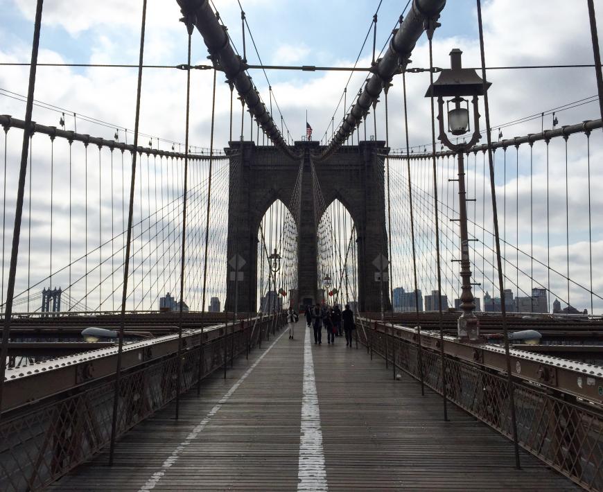 Absolutes Pflichtprogramm ist die Brooklyn Bridge! Einmal drüber laufen ist ein absolutes MUSS. Mein Tipp: Am besten bei Sonnenuntergang, da hat man die schönste Sicht.
