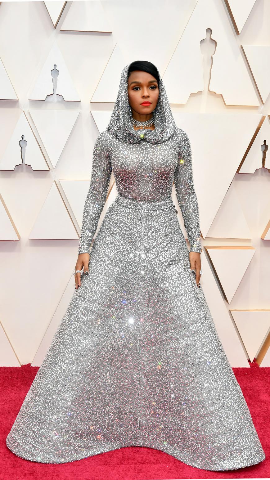 Bei diesem Kleid von Ralph Lauren scheiden sich die Geister: Janelle Monáe wirkt in ihrer Sonderanfertigung wie ein riesiges, menschliches Schmuckstück. Kein Wunder, denn das Dress war von oben bis unten mit insgesamt 168.000 Swarovski-Kristallen besetzt.