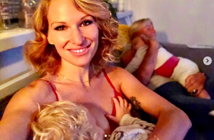 Profi-Surferin Janni Hönscheid setzt sich schon lange dafür ein, das Thema Stillen zu enttabuisieren. Immer wieder postet sie auf ihren Social-Media-Accounts Bilder, auf denen sie Söhnchen Emil-Ocean und Tochter Yoko stillt - manchmal sogar beide zusammen.