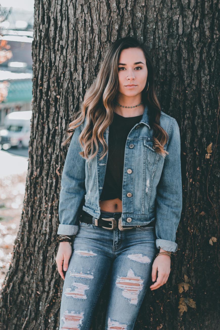 Von Kopf bis Fuß: Kombiniere deine Denim-Pieces für ein lässiges Outfit.