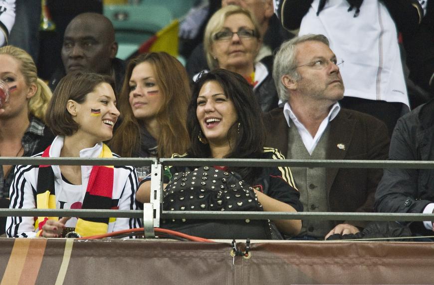 Jérome Boateng ist mit seiner Freundin Shirin (Foto rechts, bei der WM 2010) glücklich, mit der er Zwillinge hat.