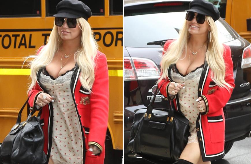 Krasses Outfit! Jessica Simpson verlässt in rotem Military-Cardigan, Overknees und Negligé ihr Hotel in New York.
