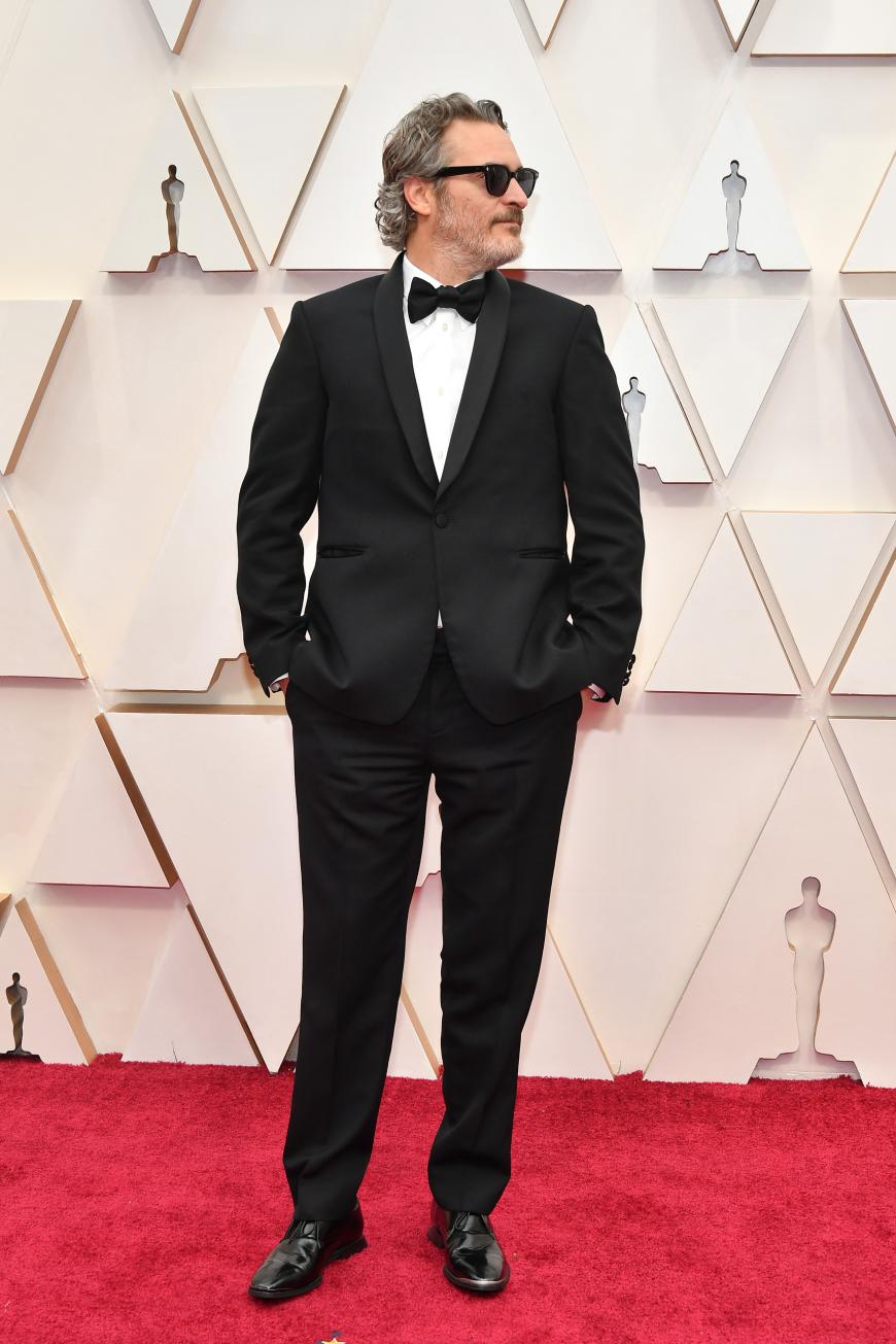 Coolster Red-Carpet-Auftritt ever: Oscar-Preisträger Joaquin Phoenix in schwarzem Anzug und mit Sonnenbrille.