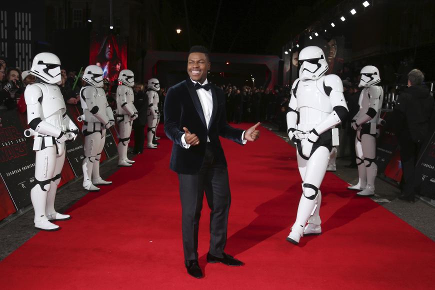 John Boyega legte einen kleinen Tanz mit den Stormtroopern hin – und war in bester Laune.
