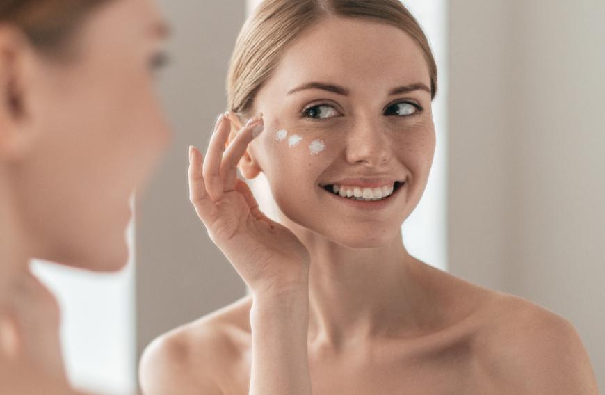 Bye, bye unreine Haut! Wir sind auf ein Peeling mit Salicylsäure gestoßen, das laut Kundinnen effektiv gegen Pickel, Mitesser und Co. helfen soll.