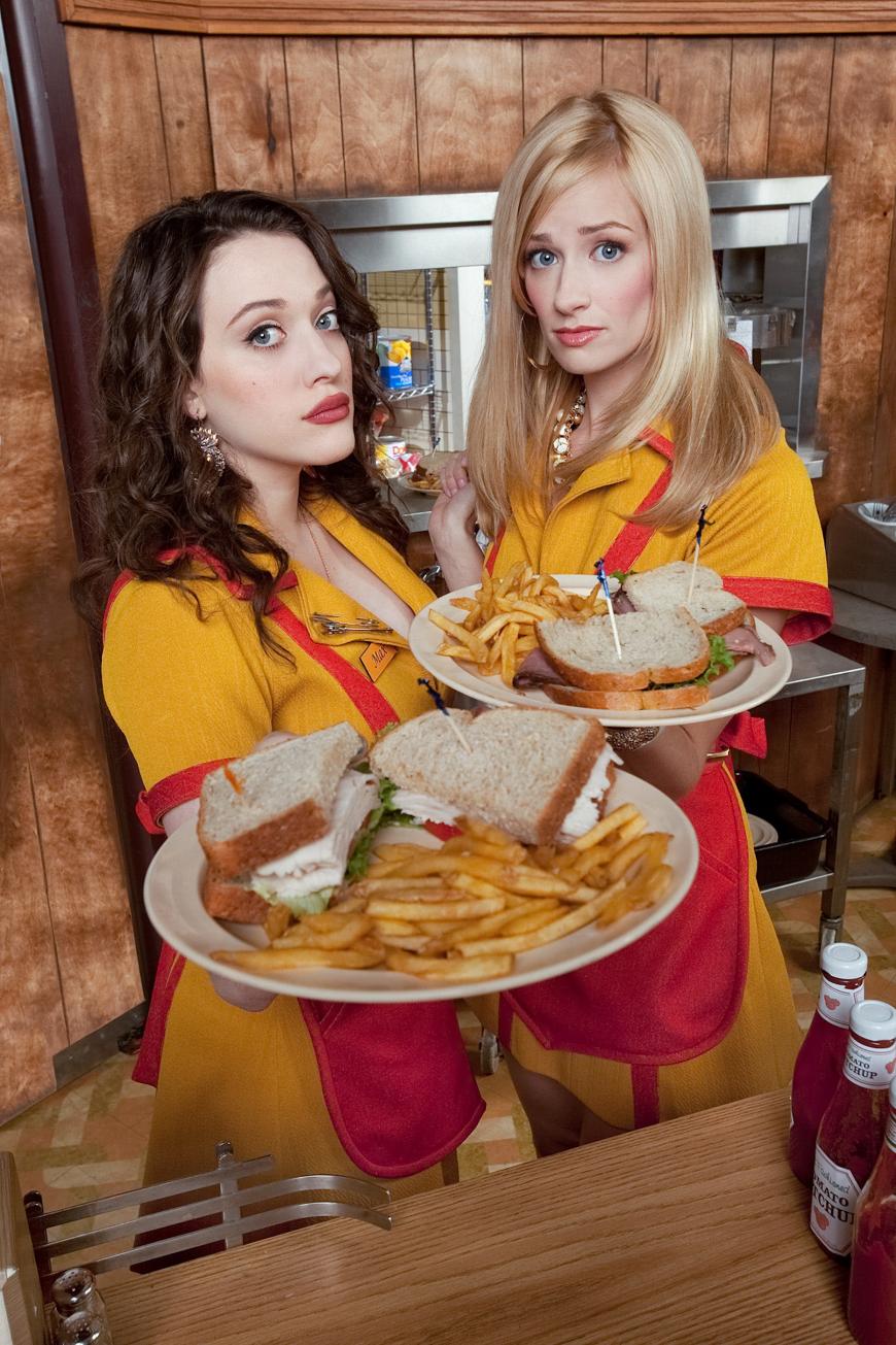Kat Dennings (l.) ist auch im deutschen TV an der Seite von Beth Behrs als
