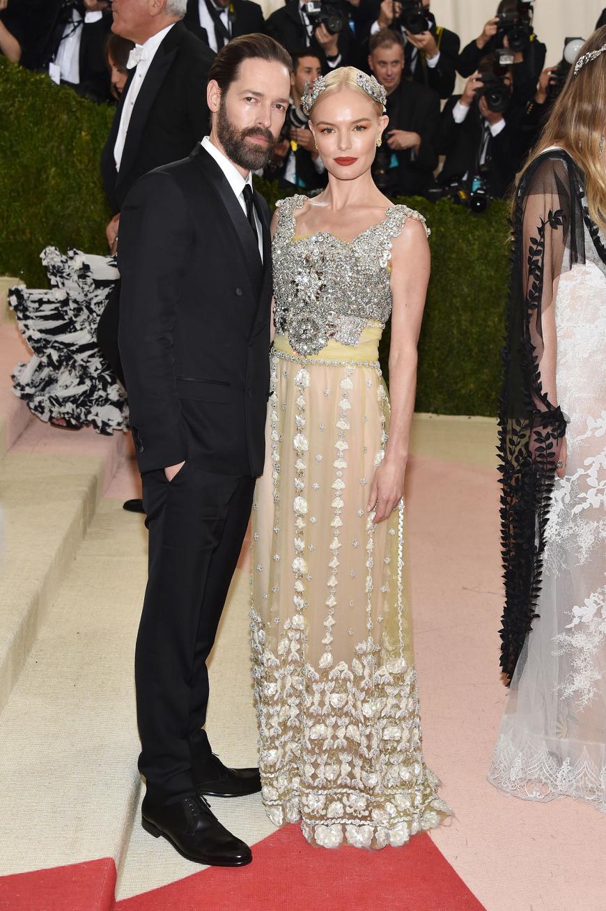Kate Bosworth strahlte in einem aufwendigen Kleid Dolce & Gabbana neben ihrem Mann Michael Polish.