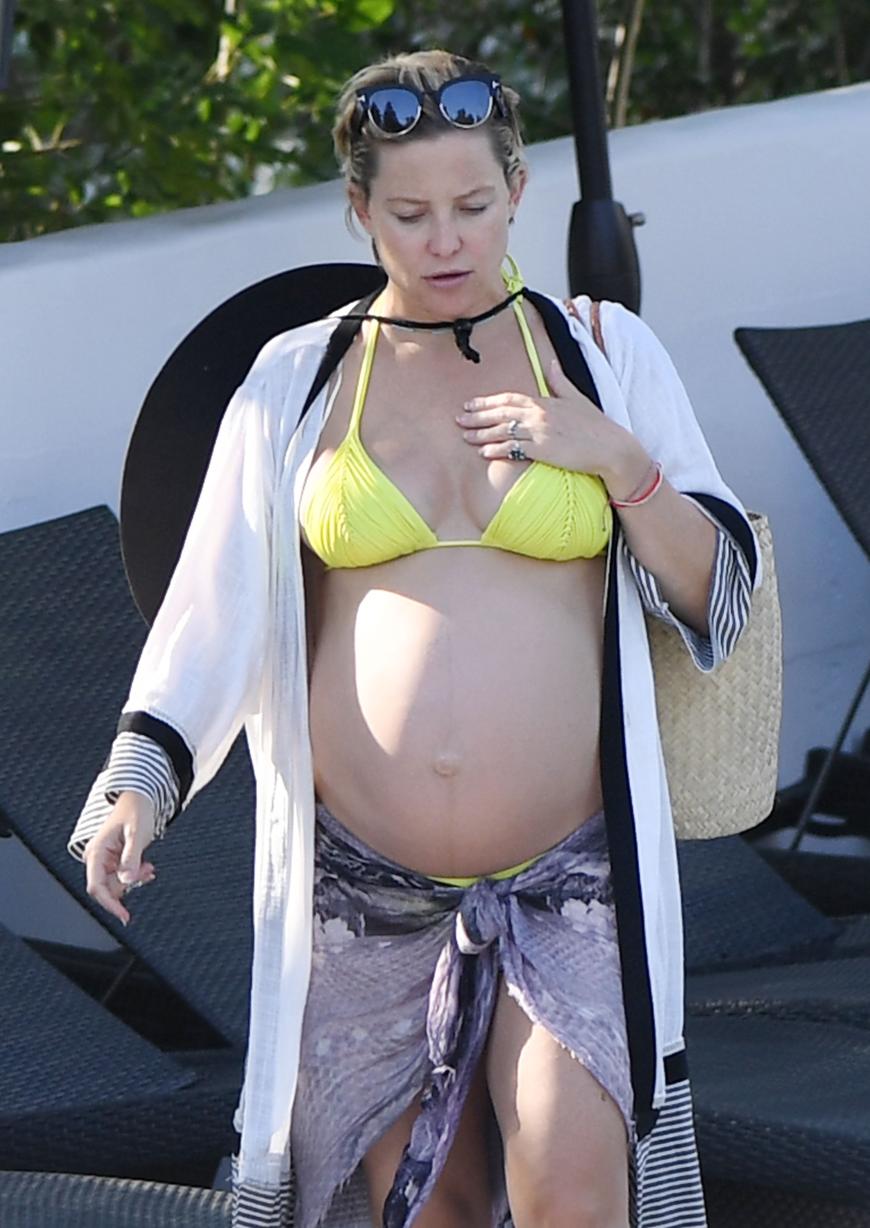Kate Hudson wird zum dritten Mal Mama - und platzt aus allen Nähten. Nach ihrem Gesichtsausdruck zu urteilen, macht ihr der XXL-Babybauch zu schaffen. Vater in spe ist Musiker Danny Fujikawa, mit dem die Tochter von Goldie Hawn seit Mai 2017 liiert ist. Hudson hat bereits zwei Söhne von zwei verschiedenen Vätern - beides ebenfalls Musiker. Von 2000 bis 2006 war sie mit dem