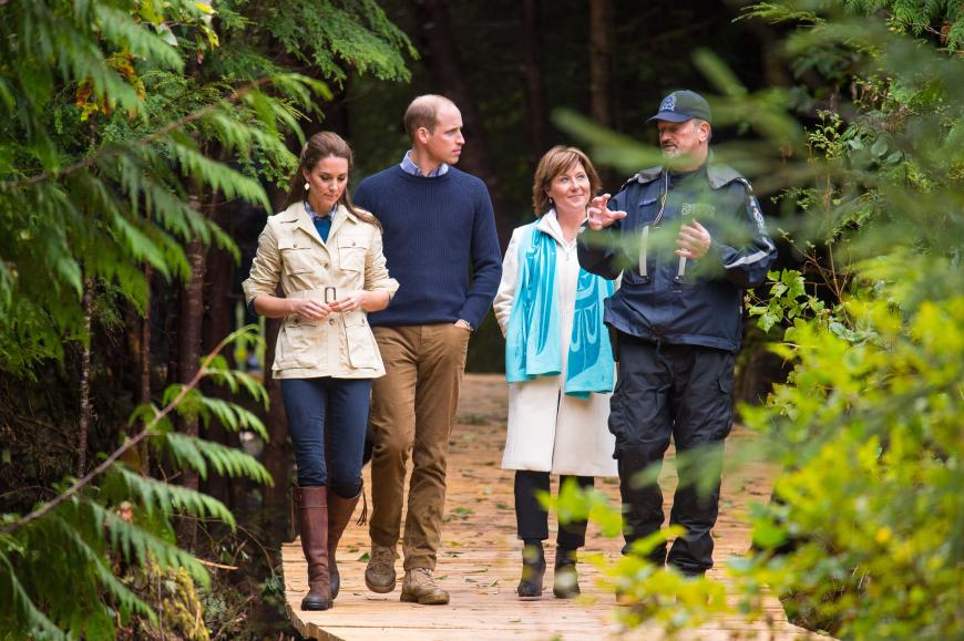 Passend zum Spaziergang durch den Great Bear-Regenwald hat sich Kate mit hohen flachen Stiefeln, Jeans und Trenchcoat passend gekleidet.