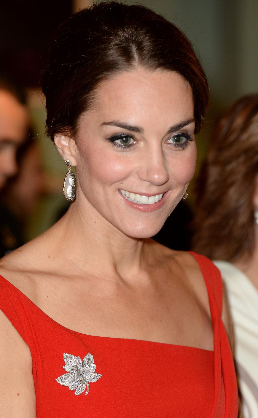 Lady in Red: Die Ahornblatt-Brosche der Queen trägt Herzogin Kate auch zu diesem roten Kleid