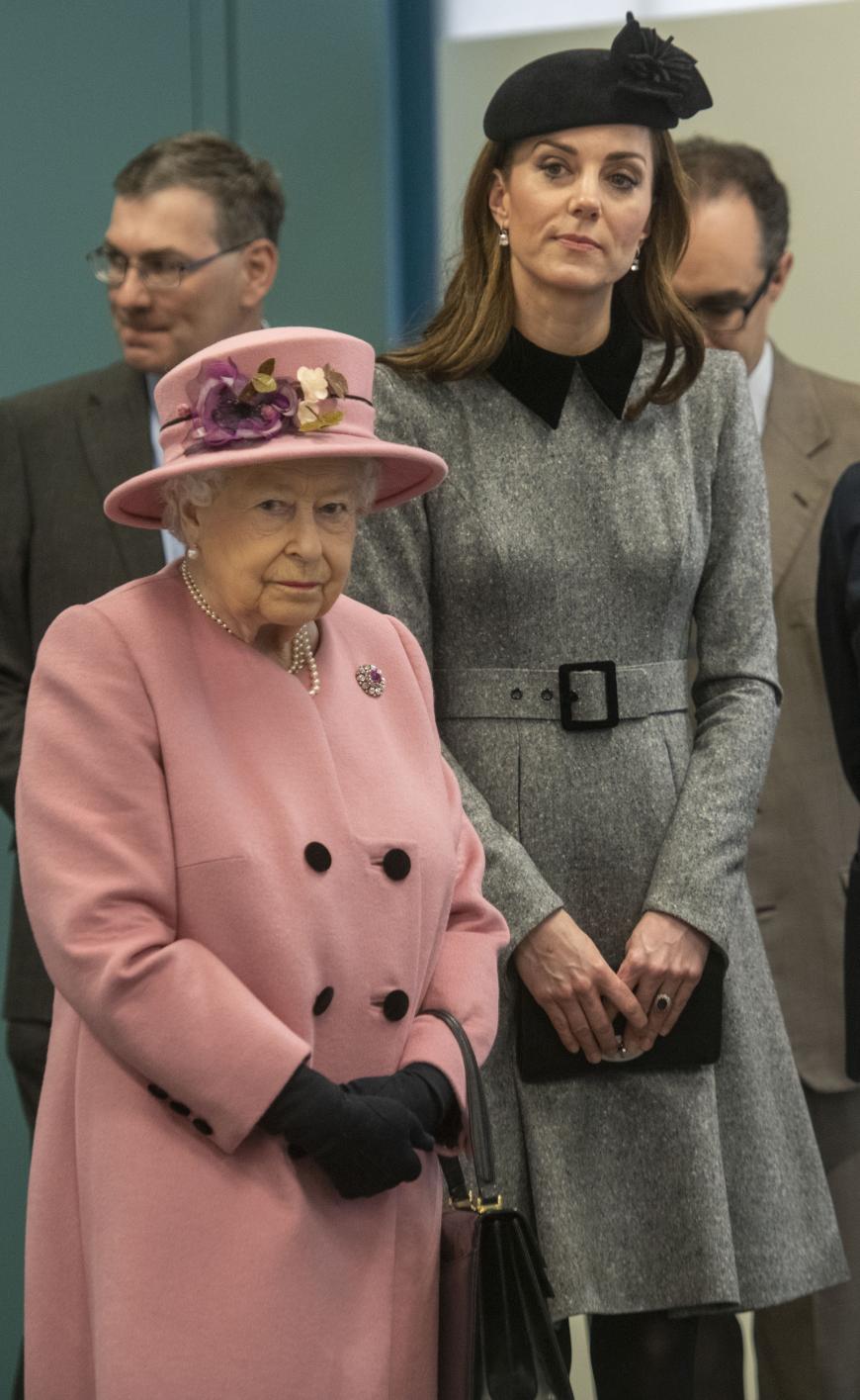 Während Meghan sich wohl alle Sympathiepunkte bei der Queen verspielt haben dürfte, scheint sich Schwägerin Kate bestens mit der Oma ihres Ehemannes zu verstehen.