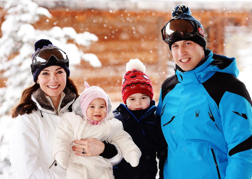 Zwei Jahre ist Prinz George beim Kurzurlaub in den französischen Alpen. Seine Schwester Charlotte ist 10 Monate alt.