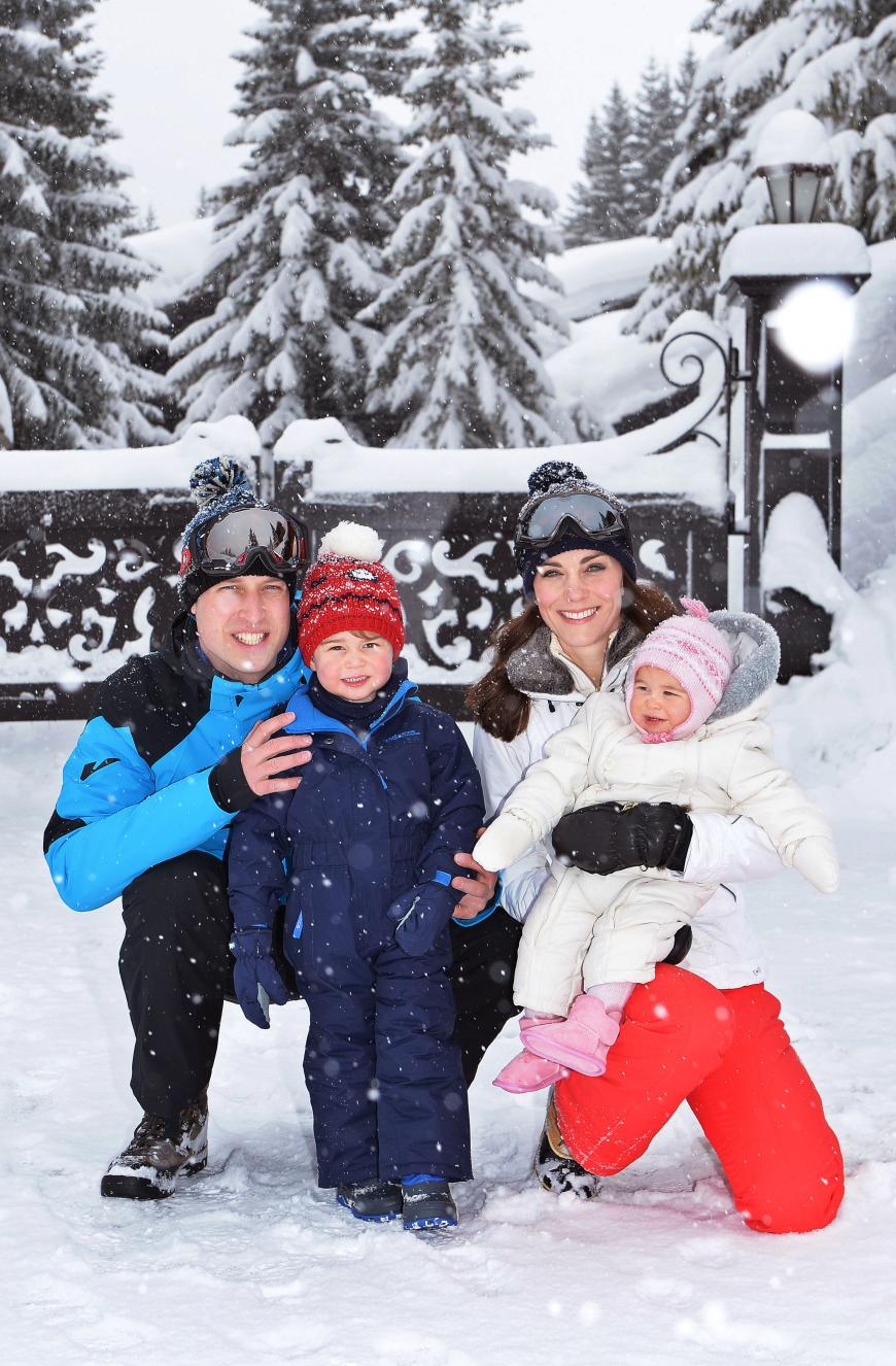 Gleich eine doppelte Premiere erlebt Prinz George in den Ski-Ferien Anfang März 2016: Er unternimmt den ersten Urlaub als Teil einer vierköpfigen Familie - und kann zum ersten Mal im Schnee spielen!