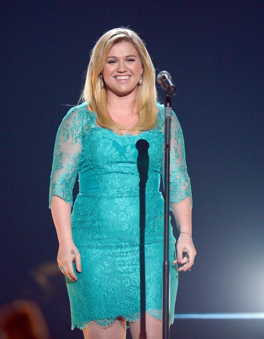 Neue Haarfarbe - andere Figur. Kelly Clarkson ist nicht nur im Gesicht deutlich runder geworden. Sie lässt sich nicht mehr beeinflussen von Leuten, die ihr Gewicht kritisieren und steht zu ihrem Körper.