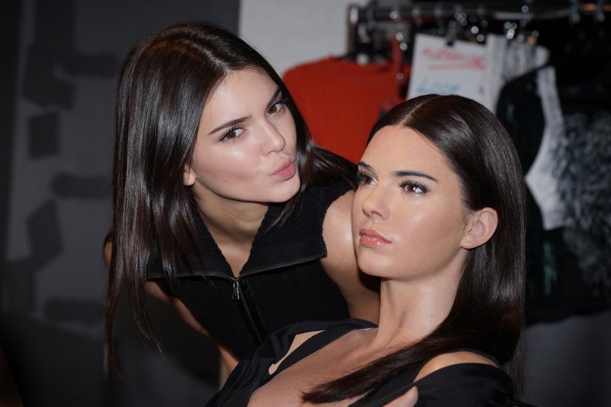 Dabei ist die Figur aus Wachs! Kendall Jenner höchstselbst (l.) kam aber zu
