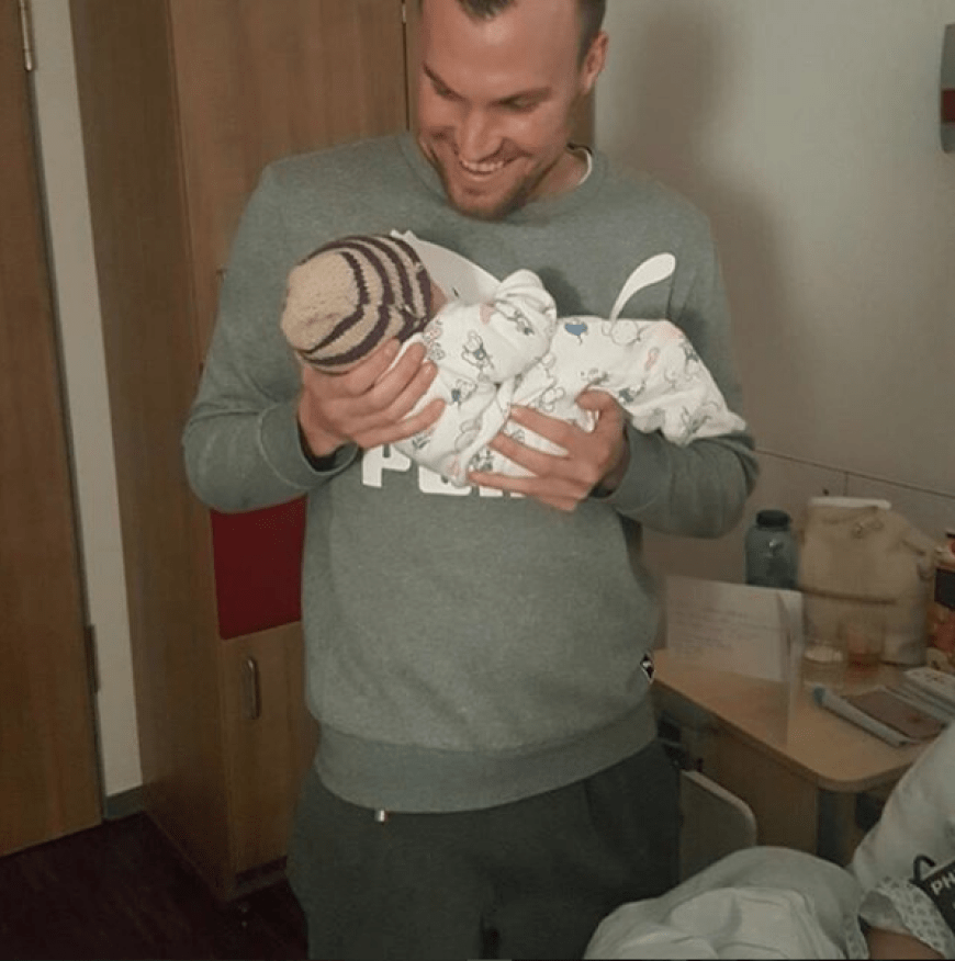 Da ist es! Kevin Großkreutz zeigt stolz Tochter Leonie. Der Fußball-Weltmeister freut sich riesig über die Kleine, die am 14. Dezember 2016 zur Welt kam.