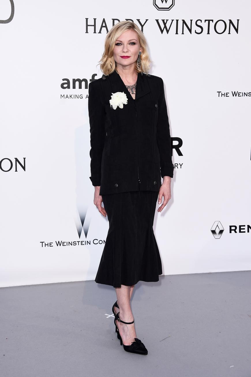 Kirsten Dunst machte auf Grande Dame in einem schwarzen Kostüm, sah darin leider aber etwas nach Oberschulrätin aus.