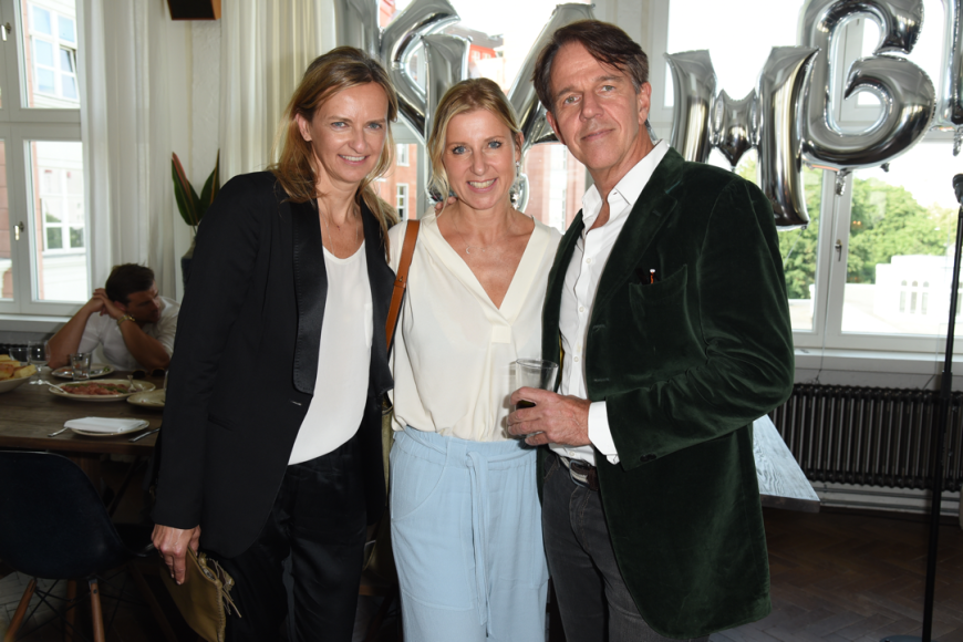 Klambt-Geschäftsführerin Kathrin Jansen genoss gemeinsam mit Carina Grendel (FRL Communication) und Chefredakteur Klaus Dahm den tollen Abend mit prominenten Freunden und Wegbegleitern.