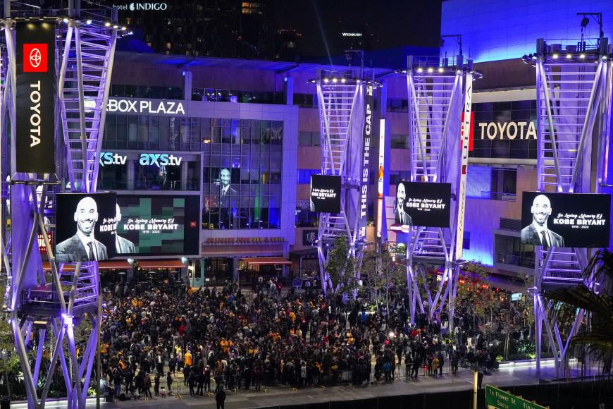 Die Anteilnahme ist weltweit riesig: Etliche Fans versammelten sich in Los Angeles, um gemeinsam zu trauern.