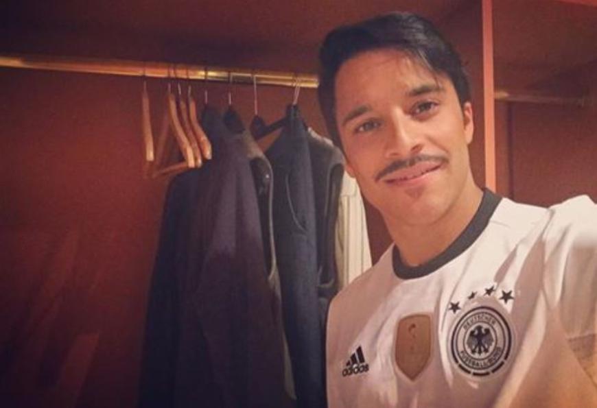 Schauspieler Kostja Ullmann hat sein EM-Outfit schon gefunden.