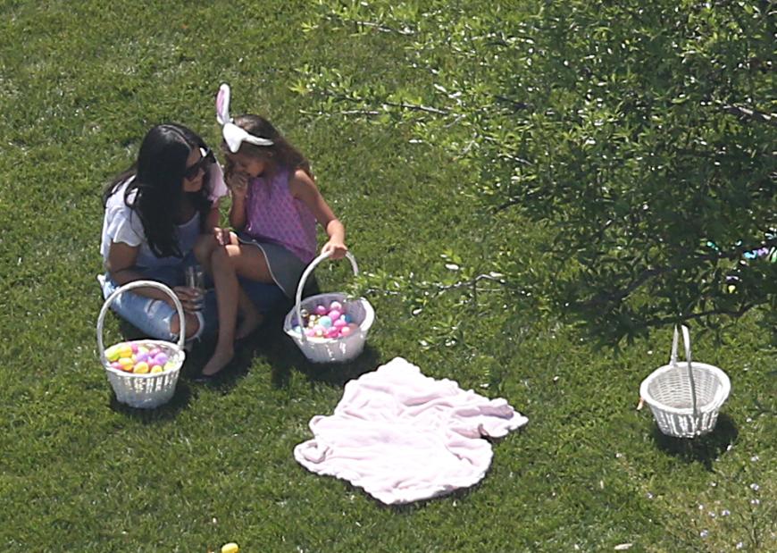 Die Kinder machten sich im großen garten auf die Suche nach Ostereiern.