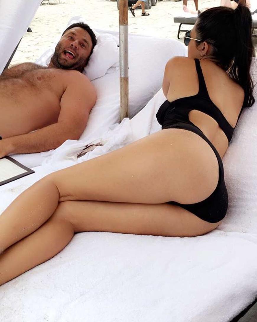 Die Kardashian-Damen sind allesamt berühmt für ihre runden Hintern - allerdings vor allem Kim, Khloé und Kylie. Dass auch Kourtney einen sehr wohlgeformten Po hat, beweist sie hier eindrucksvoll.