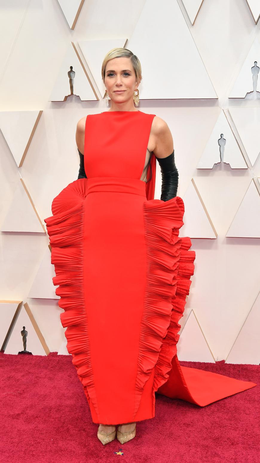 Puh, den Look von Kristen Wiig finden wir schwierig! Das rote Haute Couture-Kleid von Valentino wird wohl auf Ewig als