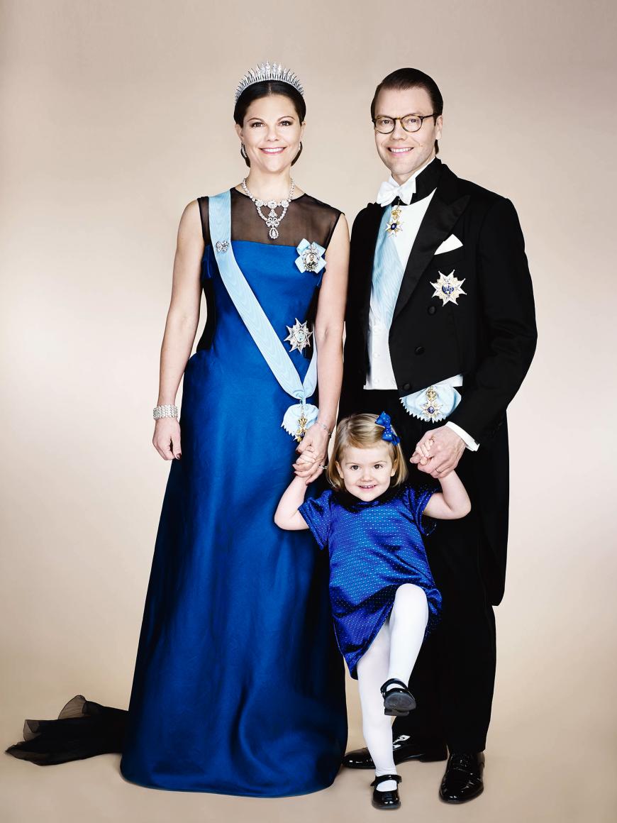 Hoch das Bein: Estelle von Schweden posiert mit ihren Eltern für ein offizielles Familienfoto.