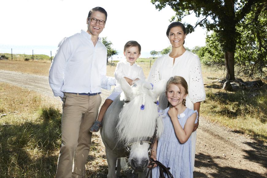 Bilderbuchfamilie: Bevor der Schulalltag begann, posierte die Prinzessin noch einmal mit dem Kronprinzessinnenpaar, ihrem Brüderchen und einem süßen Pony.
