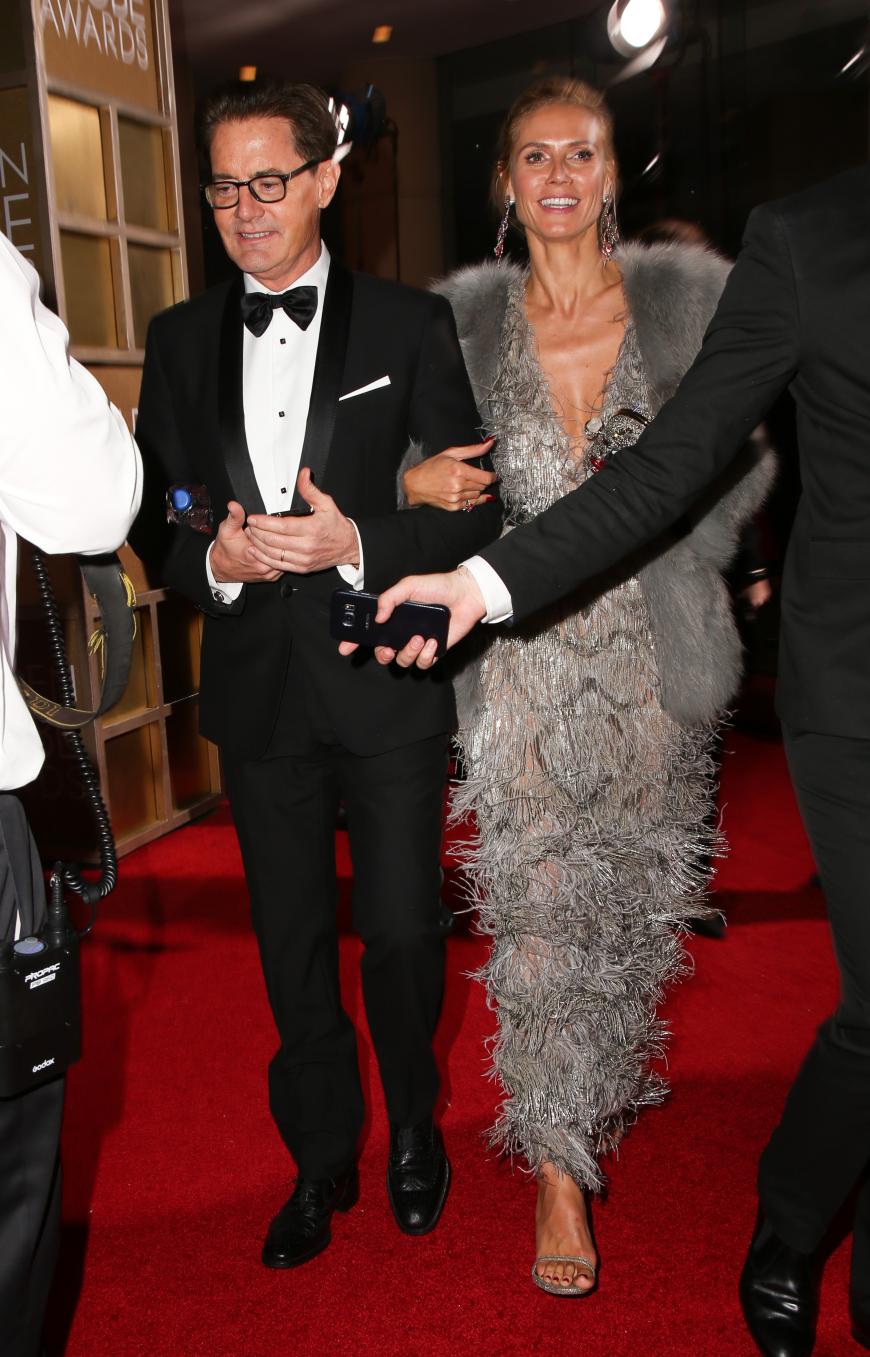 Nanu? Heidi Klum wurde von den Fotografen nicht am Arm von Freund Vito Schnabel, sondern vielmehr von