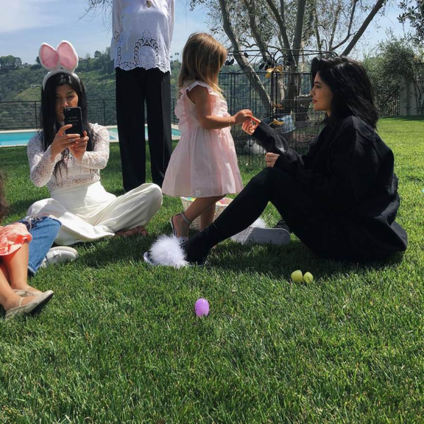 Familie Kardashian spielt auf der Wiese mit den Osterhasen.